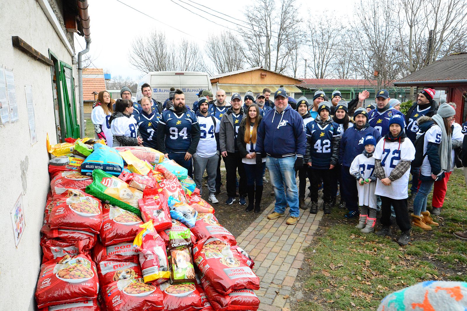 Több mint egy tonna táppal segített az Enthroners
